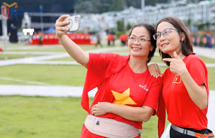 Không để lỡ dịp sự kiện quan trọng, các bạn trẻ cùng nhau selfie lưu lại những tấm hình lưu niệm.
