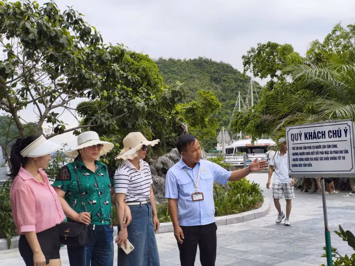 Cán bộ Ban Quản lý Di sản thế giới Vịnh Hạ Long - Yên Tử hướng dẫn du khách đảm bảo an toàn khi tham quan.
