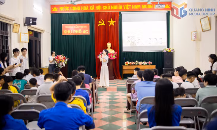 Khánh Linh dạy Sinh hoạt hè tiếng Anh cho cộng đồng.