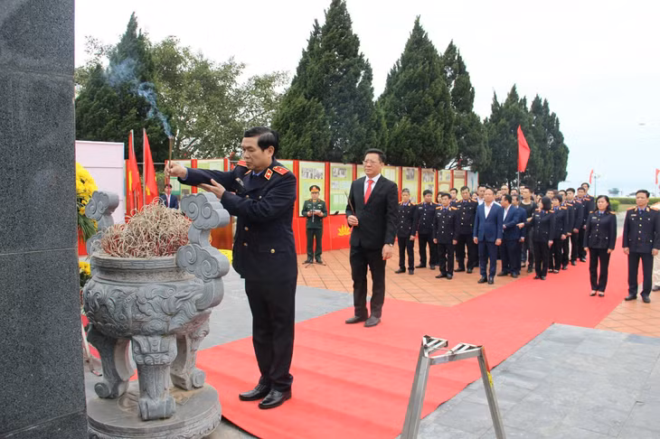 Đoàn VKSND tỉnh làm lễ dâng hương trước tượng đài Chủ tịch Hồ Chí Minh trên đảo Cô Tô, tháng 2/2024.