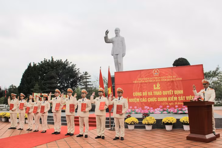 Các KSV tuyên thệ trước anh linh và tượng đài Chủ tịch Hồ Chí Minh, tháng 2/2024.