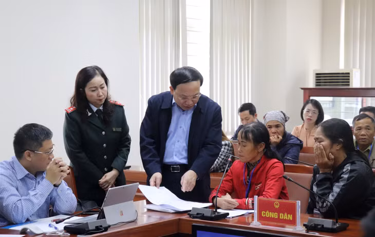 Đồng chí Bí thư Tỉnh ủy, Chủ tịch HĐND tỉnh trao đổi với các công dân trong buổi tiếp công dân định kỳ tháng 11/2023. Ảnh: Thu Chung