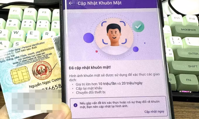 Khách hàng thực hiện cập nhật sinh trắc học trên ứng dụng ngân hàng. Ảnh: Anh Tú