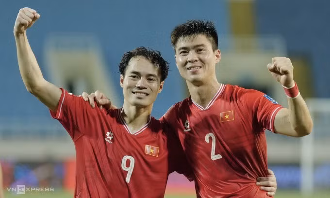 Tiền đạo Nguyễn Văn Toàn (trái) và trung vệ Đỗ Duy Mạnh mừng sau trận thắng Philippines 3-2 trên sân Mỹ Đình, Hà Nội, lượt năm bảng F vòng loại hai khu vực châu Á, World Cup 2026 tối 6/6. Ảnh: Ngọc Thành