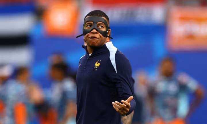 Mbappe đeo mặt nạ đá tập.