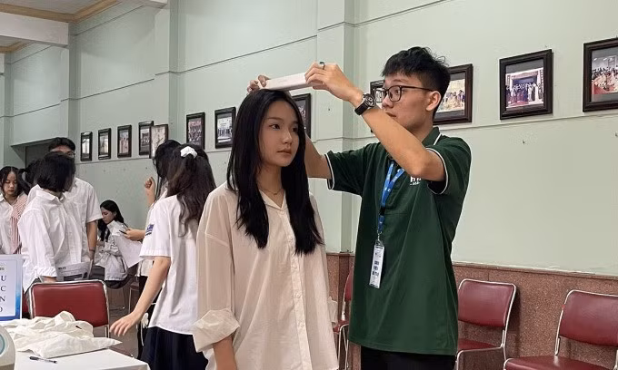 Thí sinh được cân đo trong buổi phỏng vấn trí thông minh cảm xúc - EQ của trường Quản trị và Kinh doanh hồi tháng 3. Ảnh: Facebook Trường Quản trị và Kinh doanh