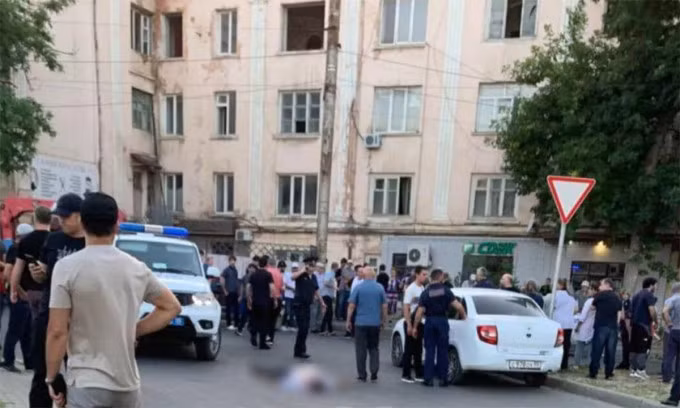 Hiện trường vụ nổ súng ngày 23/6 ở Derbent, Cộng hòa Dagestan, Nga. Ảnh: RIA Novosti
