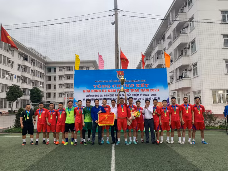  Cúp vô địch được Ban tổ chức trao cho Công ty Than Hòn Gai. 