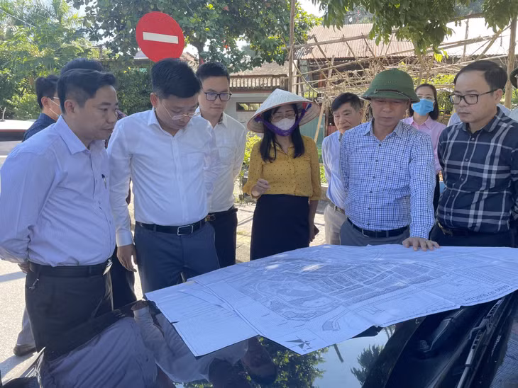 Đoàn giám sát của HĐND tỉnh về công tác giải quyết kiến nghị của cử tri và trách nhiệm giải quyết một số vụ việc khiếu nại, tố cáo kiểm tra thực tế tại dự án khu dịch vụ du lịch và đô thị sinh thái phường Cửa Ông, TP Cẩm Phả vào tháng 10/2022. Ảnh: Cao Quỳnh.