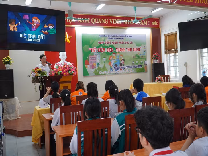 Điện lực TP Hạ Long tổ chức hoạt động ngoại khóa tuyên truyền về chủ đề “Tiết kiệm điện - Thành thói quen” tới các em học sinh trên địa bàn.