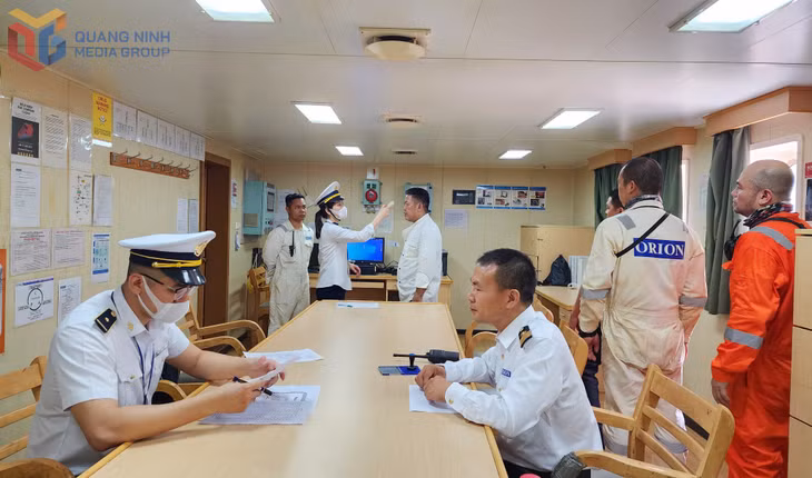 Cán bộ Trung tâm Kiểm dịch y tế quốc tế Quảng Ninh thực hiện đo thân nhiệt, khai thác thông tin y tế các thuyền viên tàu biển TARAKAN EXPRESS tại cảng Cái Lân (TP Hạ Long).