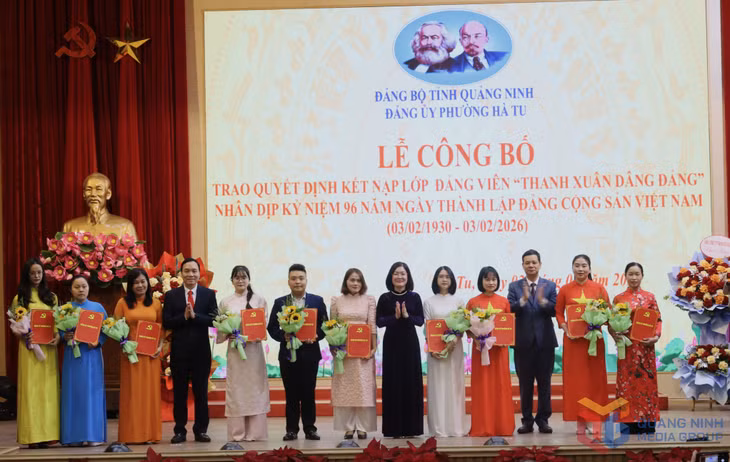 Lãnh đạo phường Hà Tu trao quyết định kết nạp Đảng cho 10 quần chúng ưu tú trong lớp đảng viên mới với chủ đề “Thanh xuân dâng Đảng”.