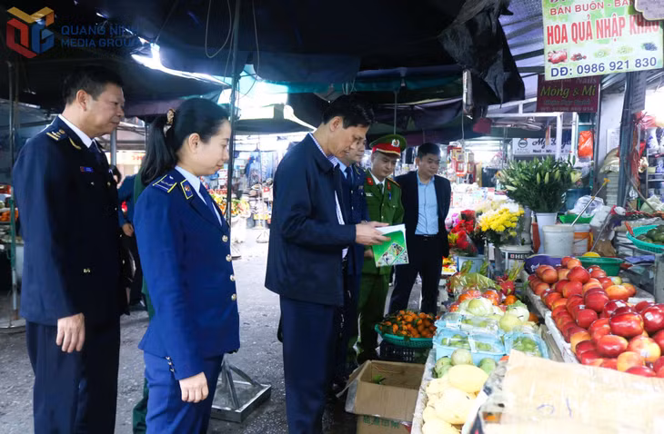 Đoàn kiểm tra liên ngành của tỉnh đã kiểm tra công tác đảm bảo ATTP trong dịp Tết Nguyên đán Bính Ngọ và mùa Lễ hội Xuân 2026 tại phường Móng Cái 1.