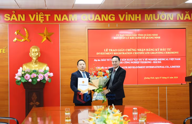 BQL Khu kinh tế tỉnh tổ chức trao giấy chứng nhận đăng ký đầu tư đối với dự án Đầu tư nhà máy sản xuất vật tư y tế Winner Medical Việt Nam (ngày 7/1/2026). Ảnh: Minh Đức
