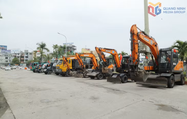 Máy móc sẵn sàng thi công cải tạo, chỉnh trang các tuyến phố xung quanh hồ điều hòa Yết Kiêu.