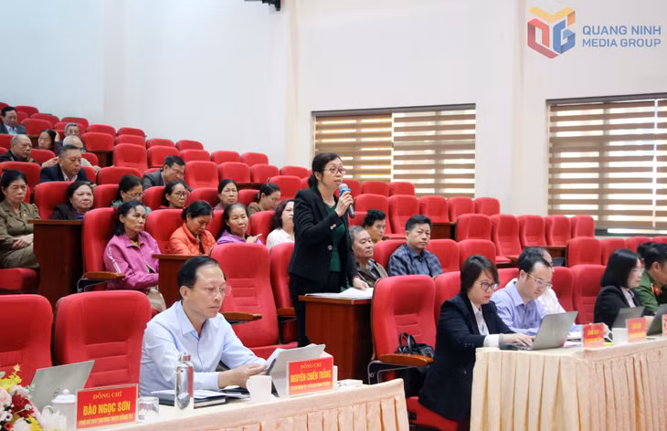 Cử tri phường Uông Bí đề đạt nguyện vọng tại hội nghị TXCT.
