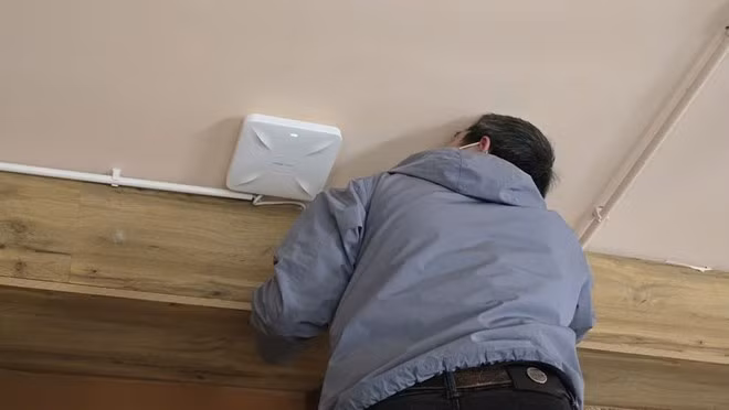 Kiểm tra thiết bị mạng, thiết bị điện tử thường xuyên để đảm bảo đường truyền Internet ổn định. Ảnh: Tuấn Đạt