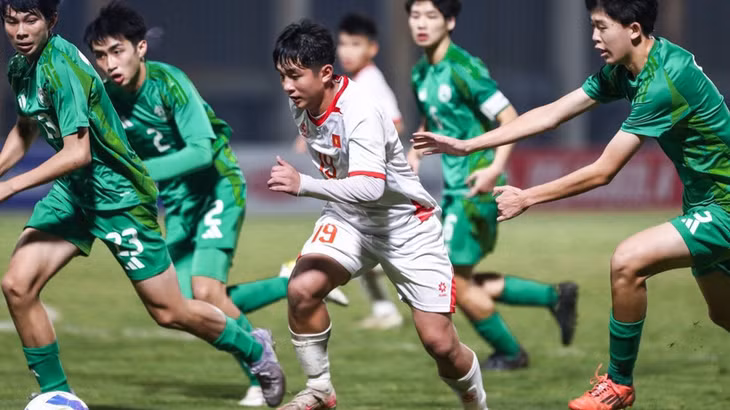 Chân sút U17 Việt Nam trong vòng vây của các cầu thủ U17 Ma Cao (Trung Quốc).