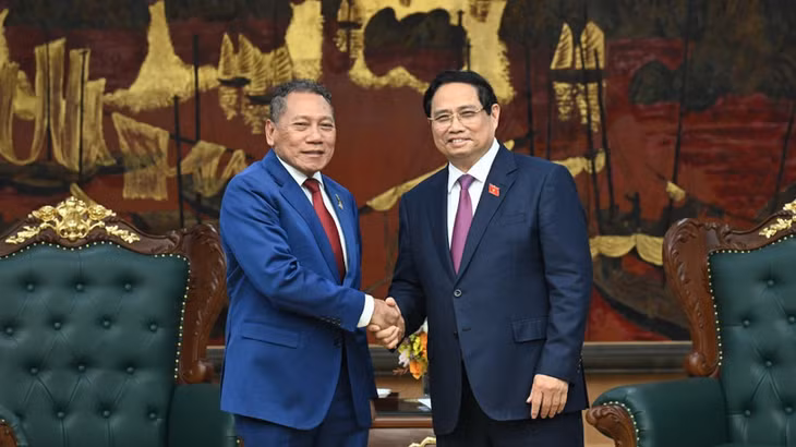 Thủ tướng Phạm Minh Chính và Bộ trưởng Ngoại giao và Ngoại thương Quần đảo Solomon Peter Shannel Agovaka. (Ảnh: TRẦN HẢI)