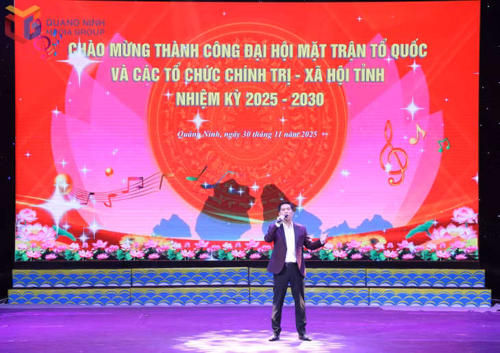 Ca sĩ Tuấn Anh thể hiện ca khúc 