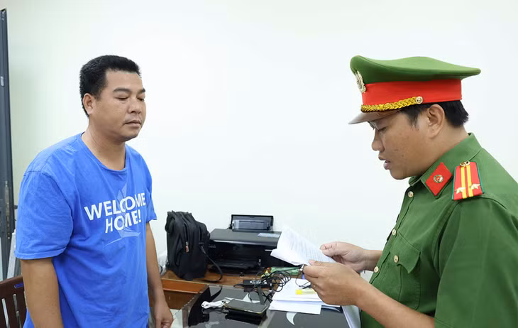 Cơ quan Công an tống đạt các quyết định và lệnh bắt tạm giam đối với Đỗ Văn Phương. Ảnh: Tiến Tầm