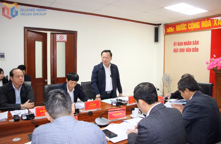 Đồng chí Cao Tường Huy, Ủy viên BTV Tỉnh ủy, Bí thư Đảng ủy, Chủ tịch HĐND đặc khu Vân Đồn, phát biểu tại buổi làm việc.