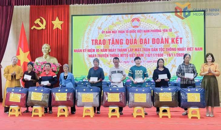 Ủy ban MTTQ phường Yên Tử tặng 34 suất quà cho các hộ gia đình hoàn cảnh khó khăn nhân kỷ niệm 95 năm Ngày truyền thống MTTQ Việt Nam.