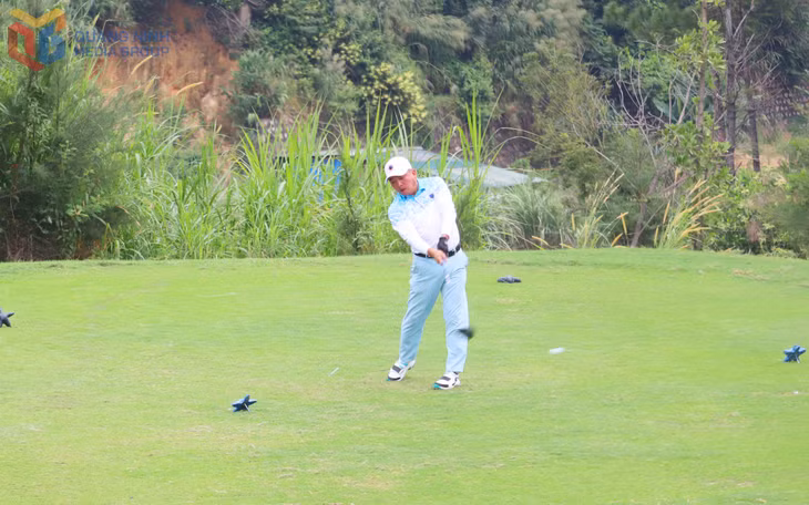 Một pha đánh bóng tốt với lực mạnh của golf thủ bảng nam.