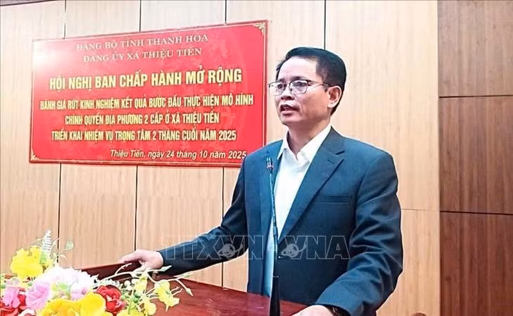 Bí thư Đảng ủy xã Thiệu Tiến Lê Viết Chí cho rằng: "cuộc cách mạng tinh gọn tổ chức bộ máy của hệ thống chính trị, là tư duy mới, tầm nhìn và là bước đột phá chiến lược để xây dựng tổ chức bộ máy của hệ thống chính trị tinh gọn, mạnh, hiệu năng, hiệu lực, hiệu quả". Ảnh Khiếu Tư - TTXVN