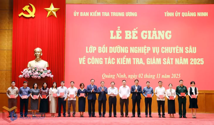 Các đồng chí lãnh đạo Uỷ ban Kiểm tra Trung ương, lãnh đạo tỉnh chụp ảnh cùng các học viên là cán bộ kiểm tra chuyên trách được Ủy ban kiểm tra Trung ương cấp Giấy chứng nhận hoàn thành bồi dưỡng.