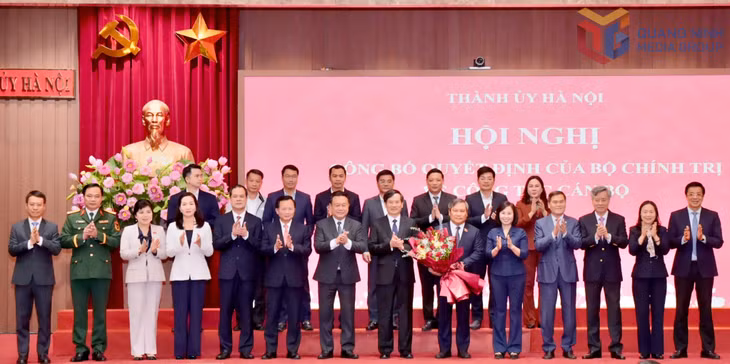 Thường trực Tỉnh ủy, Ban Thường vụ Tỉnh ủy, lãnh đạo HĐND, UBND, Ủy ban MTTQ tỉnh, Đoàn ĐBQH tỉnh Quảng Ninh tặng hoa chúc mừng đồng chí Vũ Đại Thắng, Phó Bí thư Thành ủy Hà Nội.