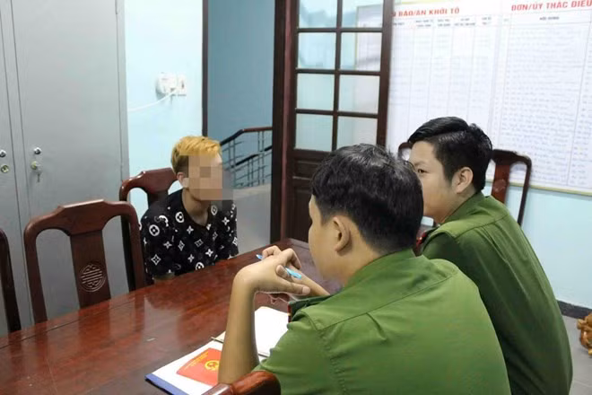 Công an TP Huế vừa giúp dân khắc phục hậu quả mưa lũ, vừa đấu tranh với các đối tượng phạm tội. Ảnh: T. Hồng.