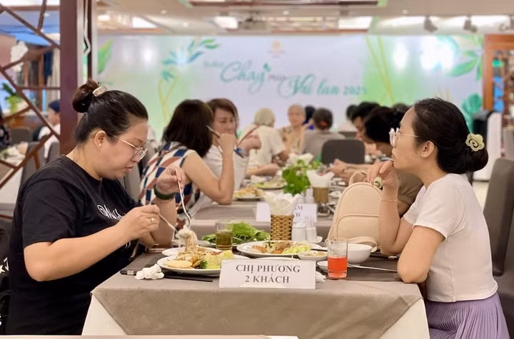 Không còn nhiều hàng ăn tại trung tâm TP.HCM bán bún, phở với mức giá dưới 40.000 đồng/phần. Ảnh minh họa: H. Linh.
