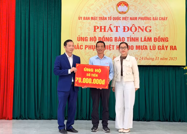 Công ty TNHH Sản xuất bột mỳ Vimaflour trao kinh phí và nhu yếu phẩm ủng hộ.