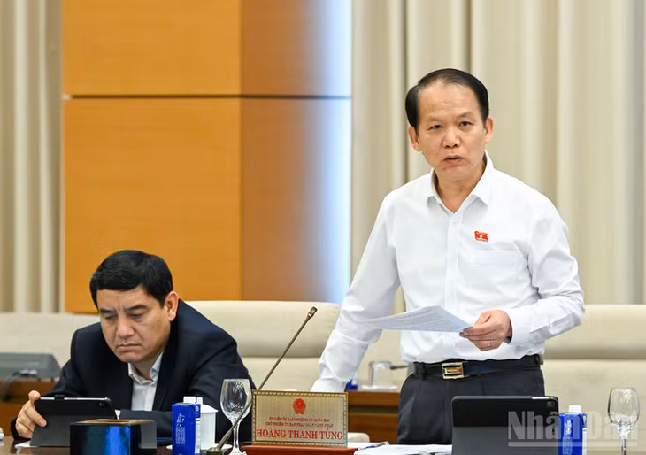Chủ nhiệm Ủy ban Pháp luật và Tư pháp Hoàng Thanh Tùng phát biểu tại phiên họp. (Ảnh: DUY LINH)