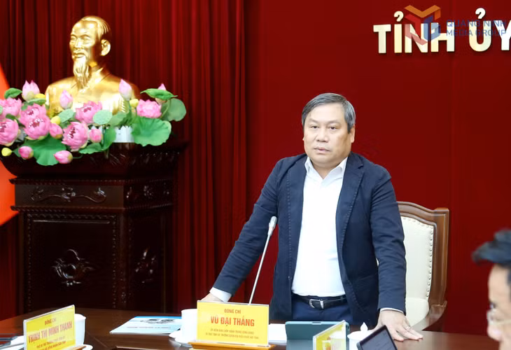 Đồng chí Vũ Đại Thắng, Ủy viên Trung ương Đảng, Bí thư Tỉnh ủy, Trưởng đoàn ĐBQH tỉnh phát biểu chỉ đạo tại cuộc họp.