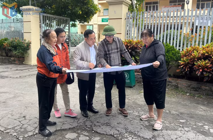 Cán bộ mới nhận nhiệm vụ tại Trung tâm Cung ứng dịch vụ phường Hà Lầm (thứ 2 từ phải sang) nhanh chóng tiếp cận địa bàn, thực địa cơ sở.&nbsp;