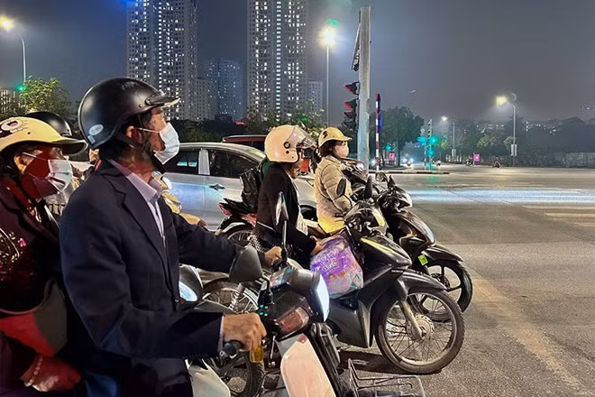 Chất lượng không khí buổi sáng của Hà Nội ở mức xấu, đến tối 30.11 vẫn không được cải thiện. Ảnh: Phương Anh