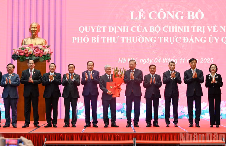 Tổng Bí thư Tô Lâm, Chủ tịch Quốc hội Trần Thanh Mẫn, Thường trực Ban Bí thư Trần Cẩm Tú và các đại biểu chụp ảnh lưu niệm tại buổi lễ. (Ảnh: DUY LINH)