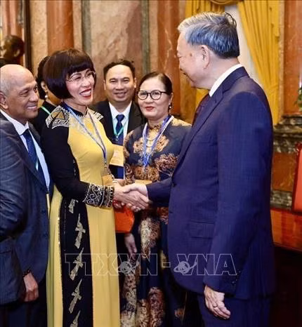 Tổng Bí thư Tô Lâm gặp TS. Phan Bích Thiện tại Hội nghị người Việt Nam ở nước ngoài toàn thế giới và Diễn đàn Trí thức chuyên gia Việt Nam ở nước ngoài tháng 8/2024. Ảnh: TTXVN phát