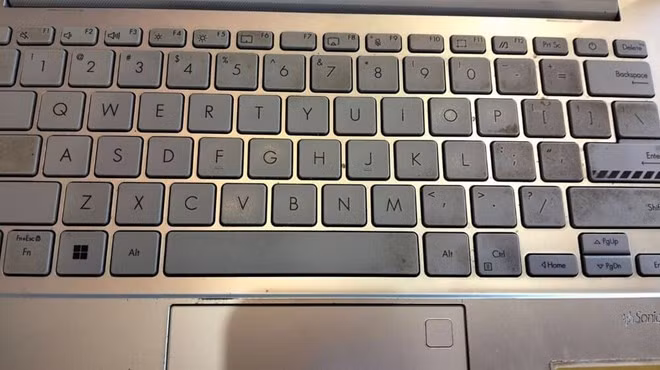 Bàn phím laptop dễ bị bủi bẩn nếu không được vệ sinh thường xuyên. Ảnh: Nguyễn Trọng
