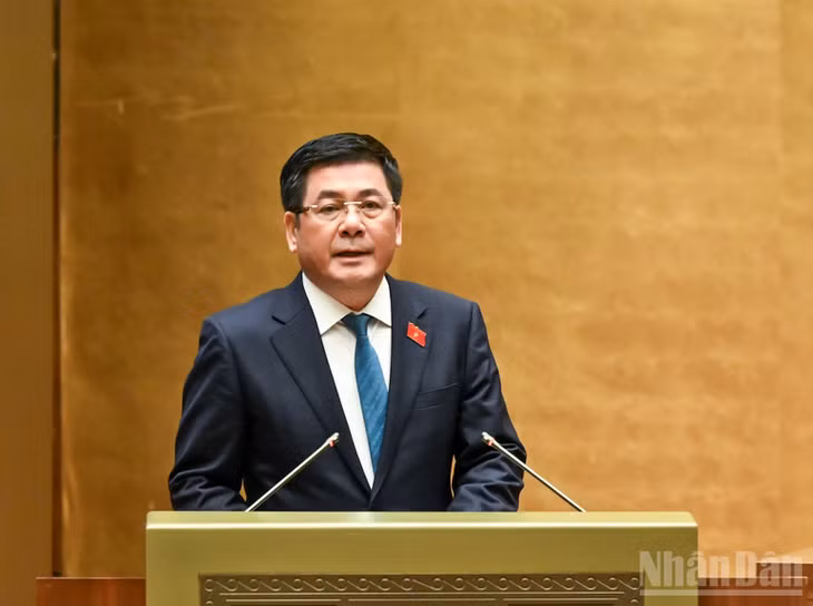 Bộ trưởng Công thương Nguyễn Hồng Diên trình bày tờ trình dự án Luật Thương mại điện tử. (Ảnh: DUY LINH)