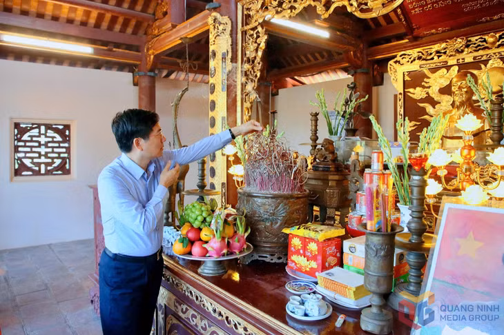 Đồng chí Phó Bí thư Tỉnh uỷ dâng hương tưởng niệm tại Đền thờ Chủ tịch Hồ Chí Minh.
