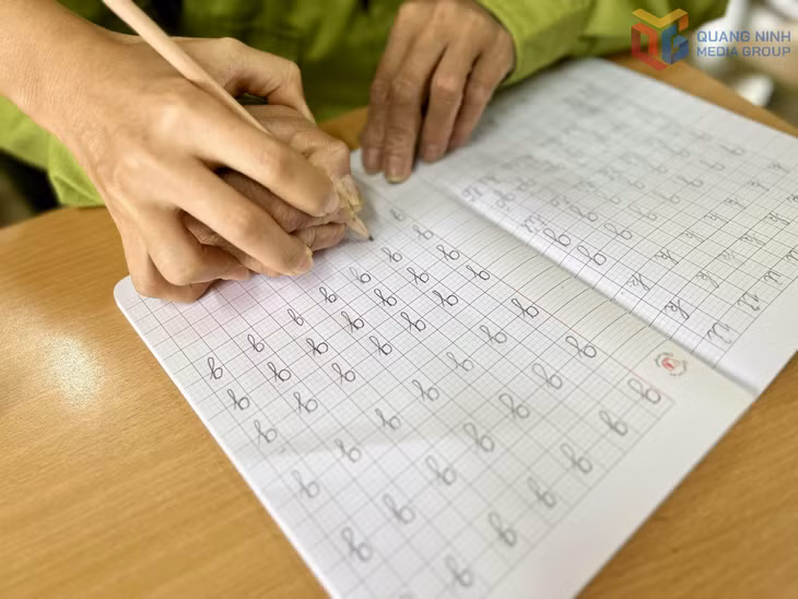 Nhiều học viên viết chữ chưa đúng chuẩn, được giáo viên tận tình hướng dẫn tận tay.