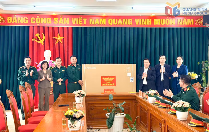 Đoàn công tác tặng quà bộ đội đảo Vĩnh Thực.