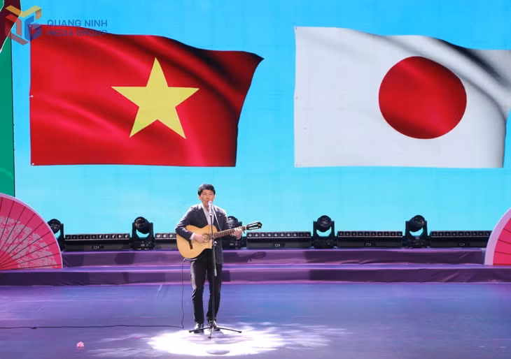 Ngài Yamamoto Ichita, Thống đốc chính quyền tỉnh Gunma thể hiện 2 ca khúc tiếng Anh và tiếng Nhật giao lưu cùng các vị đại biểu, khách mời tham dự chương trình.