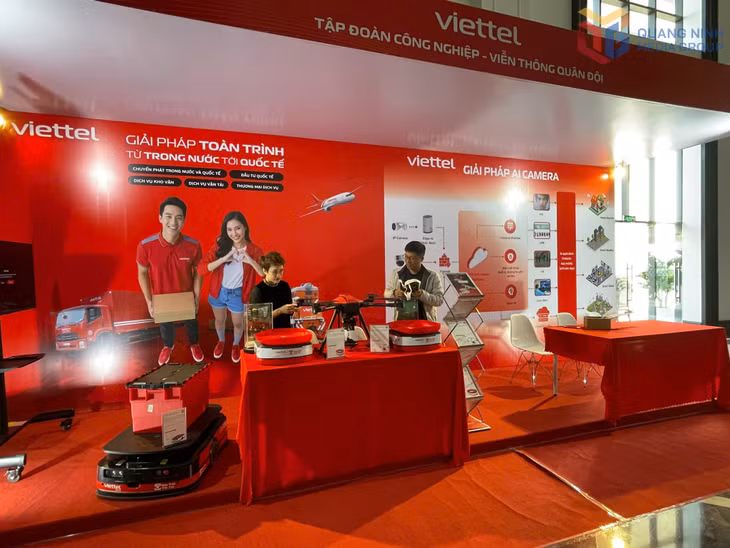 Gian hàng trưng bày giải pháp công nghệ của Viettel tại Hội nghị xúc tiến đầu tư phát triển KHCN, đổi mới sáng tạo và chuyển đổi số của tỉnh, ngày 24/11/2025.