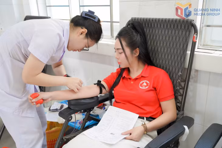 Chị Bùi Tuyết Ánh, Ủy viên thường trực CLB Ngân hàng máu sống 24h tham gia hiến máu tại Bệnh viện Bãi Cháy (tháng 9/2025).