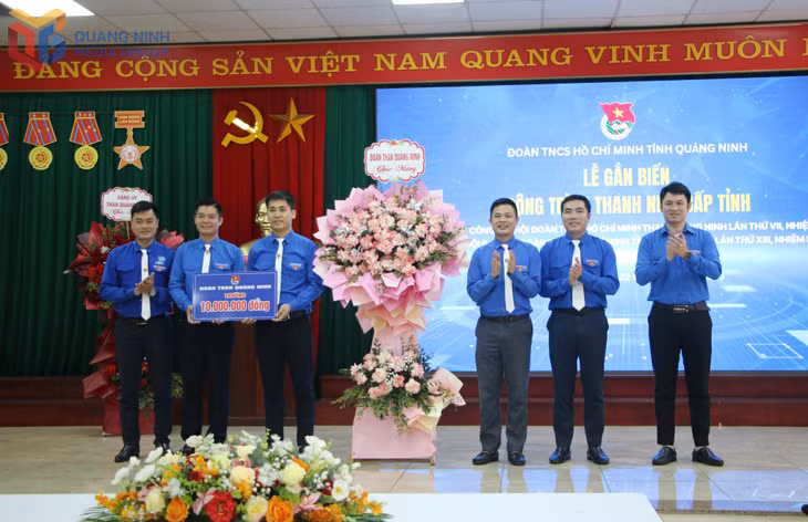Đoàn Than Quảng Ninh tặng hoa và trao thưởng 10 triệu đồng cho Đoàn Thanh niên Công ty CP Than Núi Béo - Viancomin.