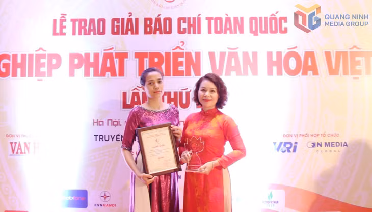 Nhà Báo Nguyễn Thu Giang (Trưởng phòng Biên tập Phát thanh) và biên dịch viên Vũ Huyền Trang (Phòng Biên tập Truyền hình) - đại diện nhóm tác giả nhận giải.